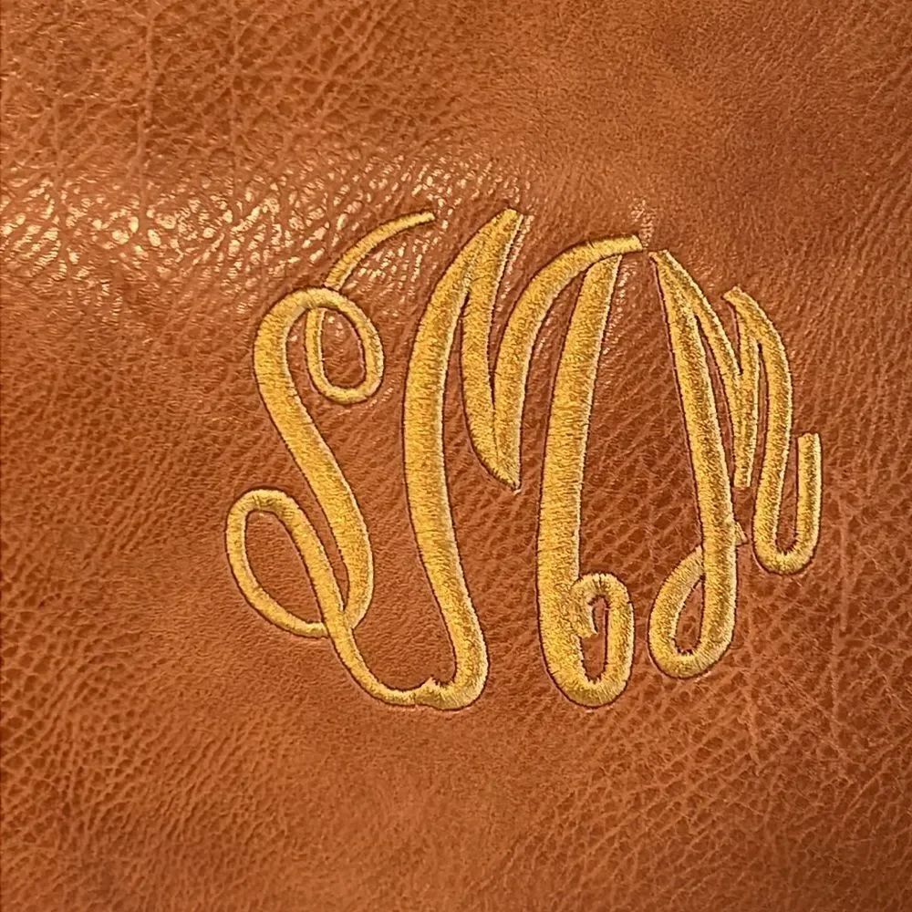 Are your initials SMM? Here is a quality no brand monogrammed purse for Spring! - Picture 2 of 8